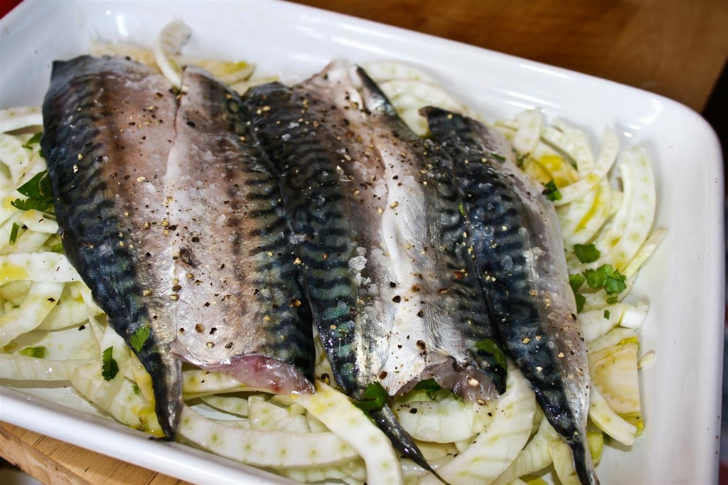 Laying the mackerel on the fennel