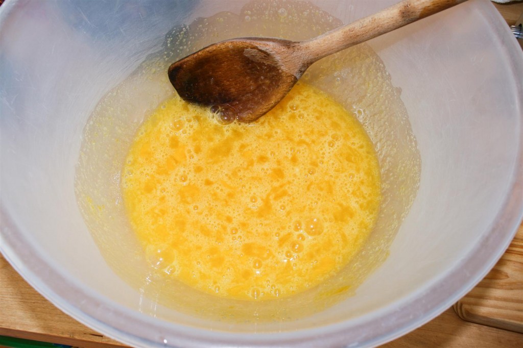 Mixing the eggs and sugar