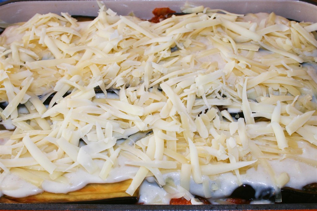 Covering with béchamel sauce and cheese